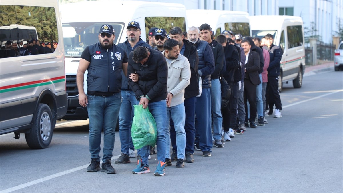 Denizli’de yaşlı kadını yaklaşık 33 milyon lira dolandıran 19 kişi tutuklandı