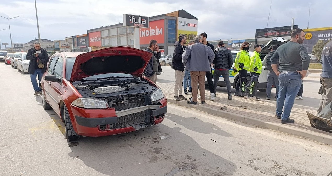 Ehliyetsiz sürücü önce direğe sonra otomobile çarptı