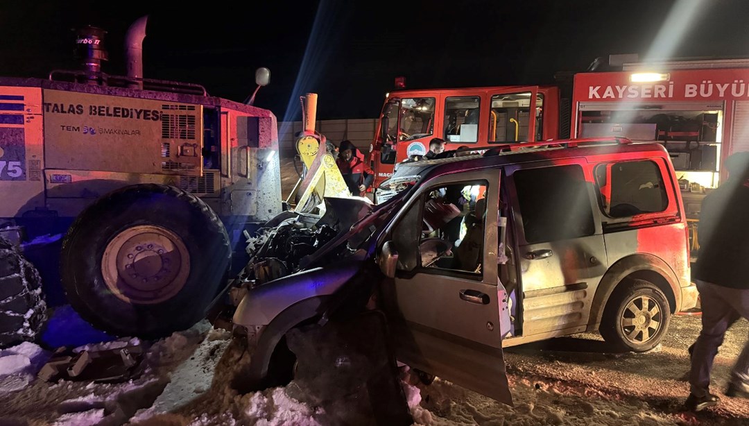 Kayseri’de hafif ticari araç iş makinesi ile çarpıştı: 2 ağır yaralı