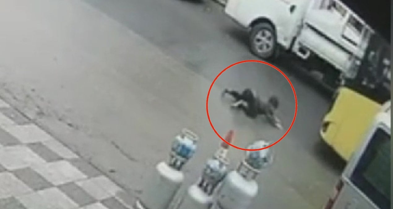 Köpekten kaçan çocuğa İETT otobüsü çarptı: O anlar kamerada