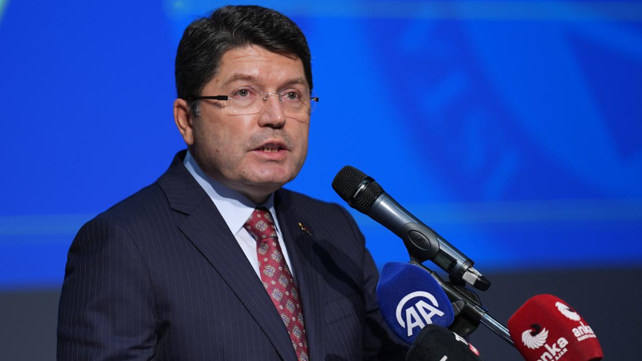 Bakan Tunç: Cumhurbaşkanımıza ve merhum annesine hakaretleri lanetliyorum