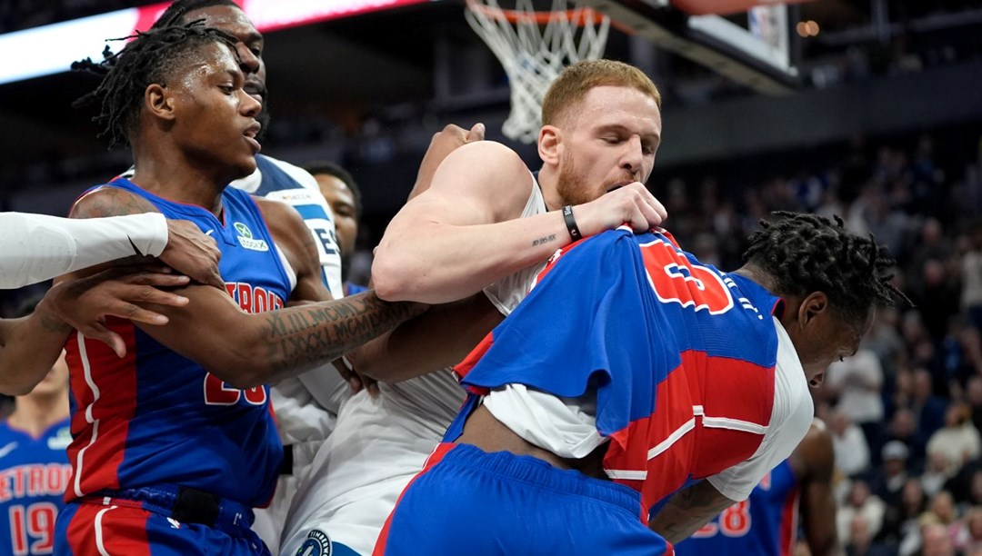 Sahada bÃ¼yÃ¼k kavga: Birbirine giren 5 oyuncu ve 2 antrenÃ¶r atÄ±ldÄ±